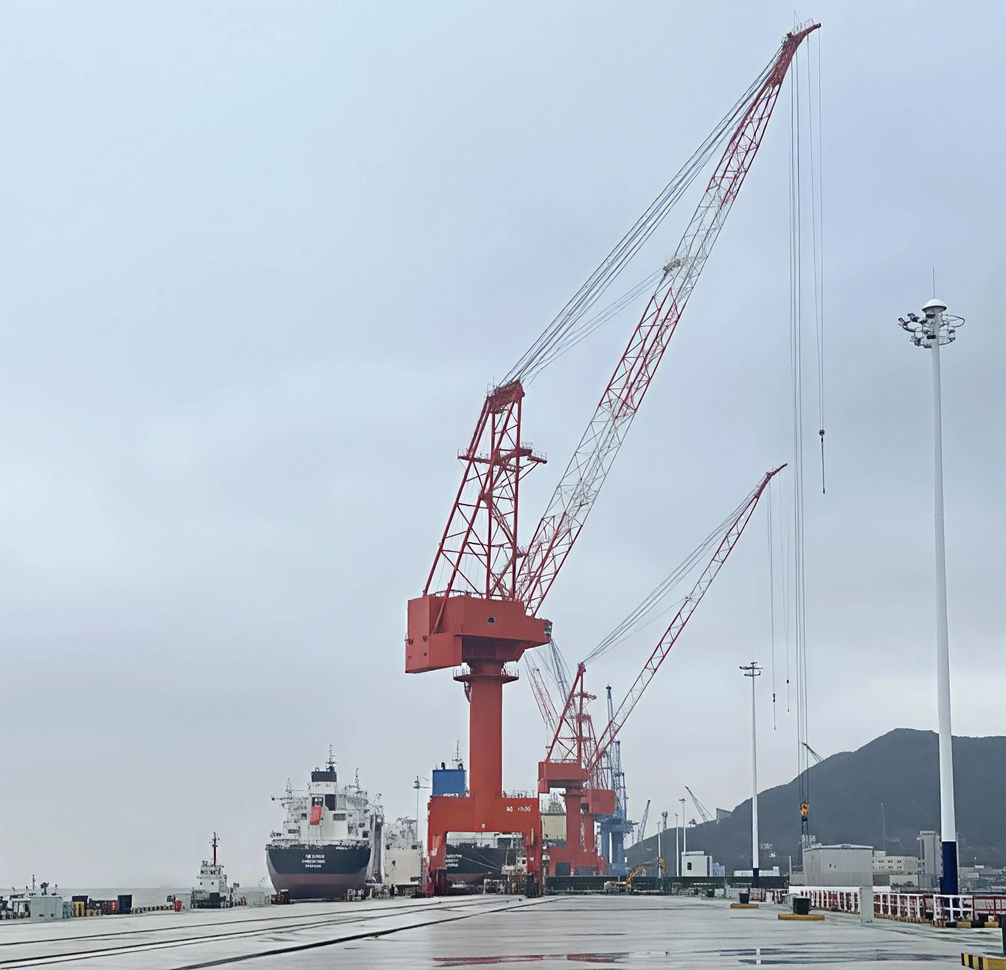 WTAU тесно сотрудничает с судостроительными заводами! На кранах внедрены система предотвращения столкновений LiDAR и система мониторинга безопасности CMS.